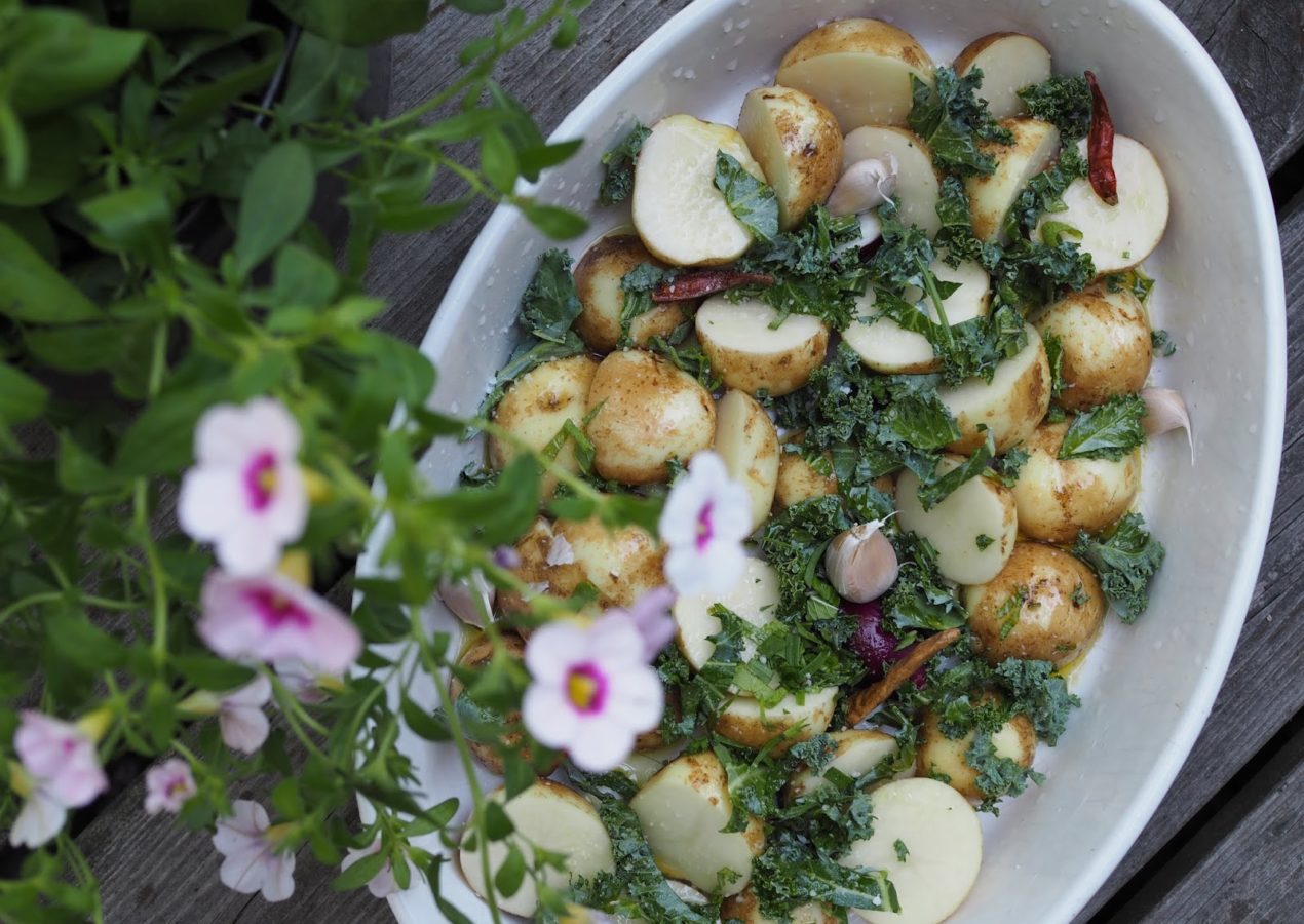 Kesäinen menu – ihanat perunat, kalaa, nektariinitsatsikia ja grillattua salaattia