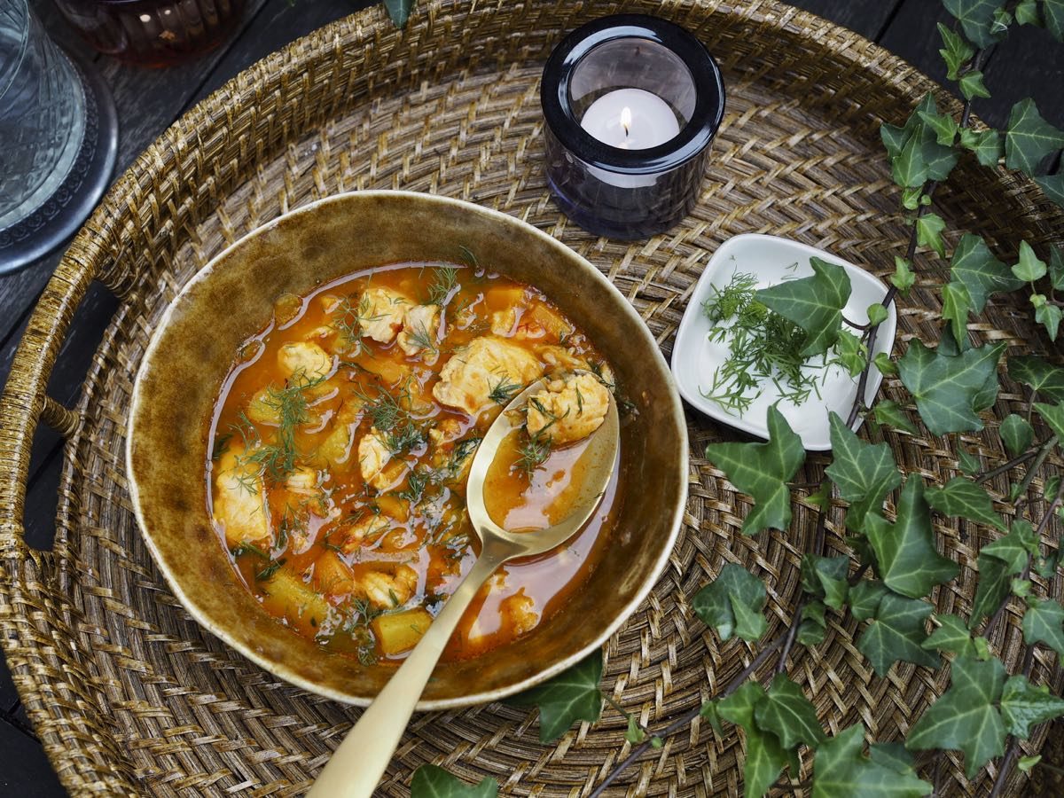 Välimeren kalakeitto – mausteinen ja sahramilta tuoksuva alkusyksyn soppa