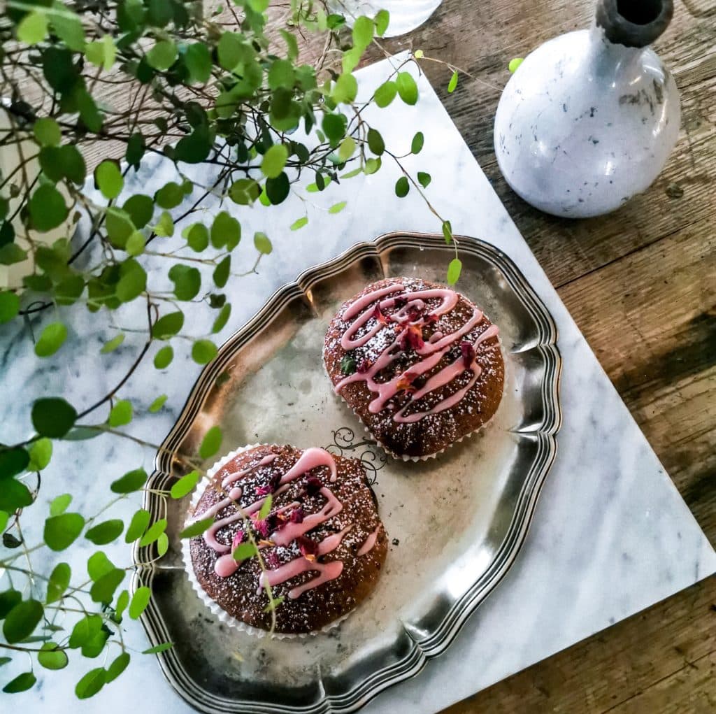 helpot ja mehukkaat taatelimuffinssit veriappelsiinikuorrutus